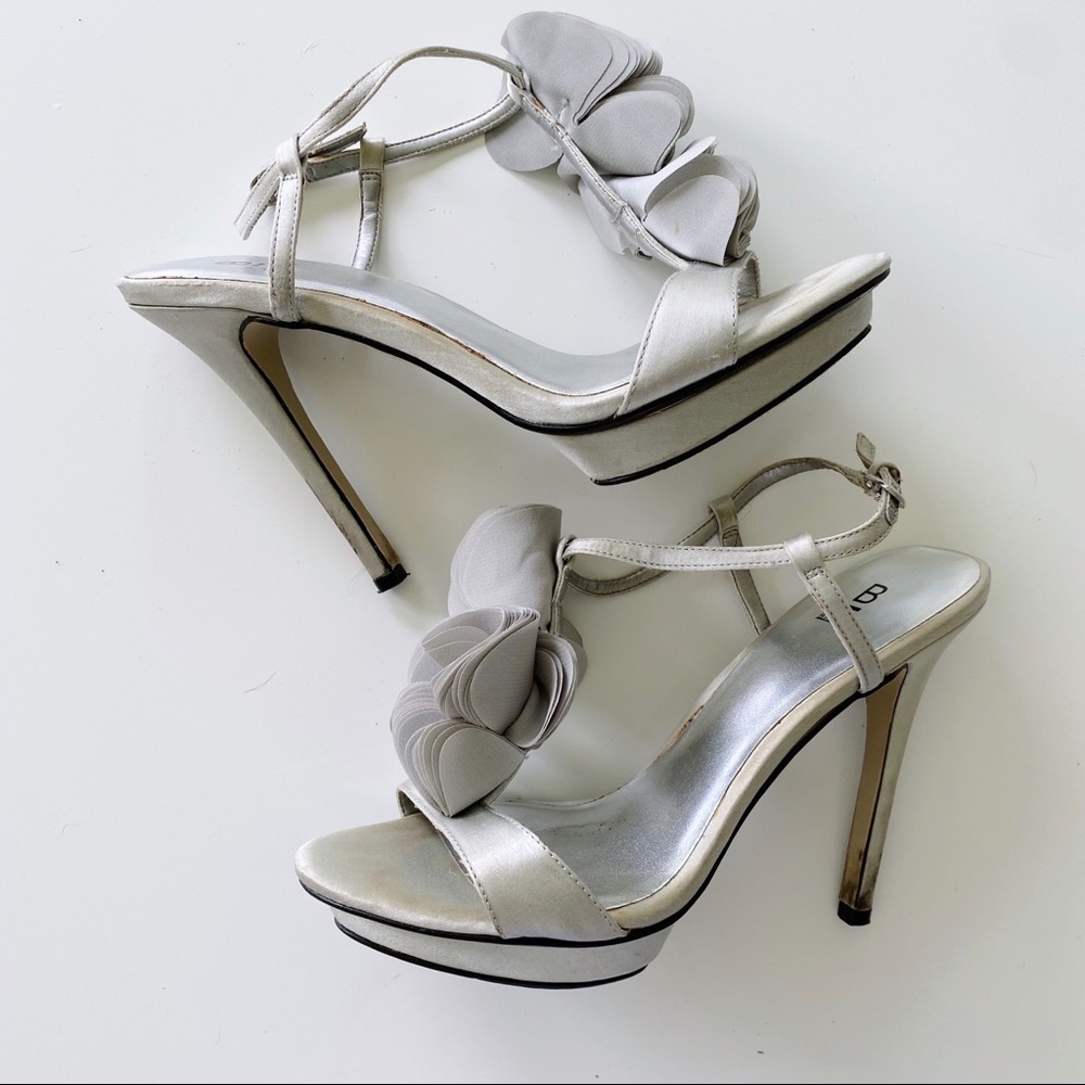 Super cute & flirty gray/silver heels with petals